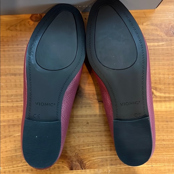 Vionic Red Flats Classic Loafers Comfortable New in Box Size 7 - Picture 3 of 5
